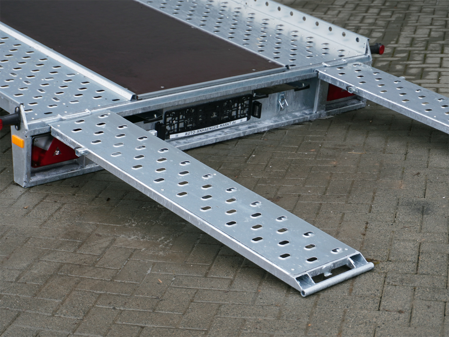 stath31021101_stema_ath_27-40-212_atour_2_4