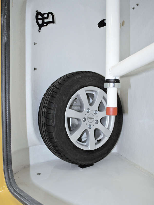 hu55000299_ersatzradhalter_in_sattelkammer_montiert_1