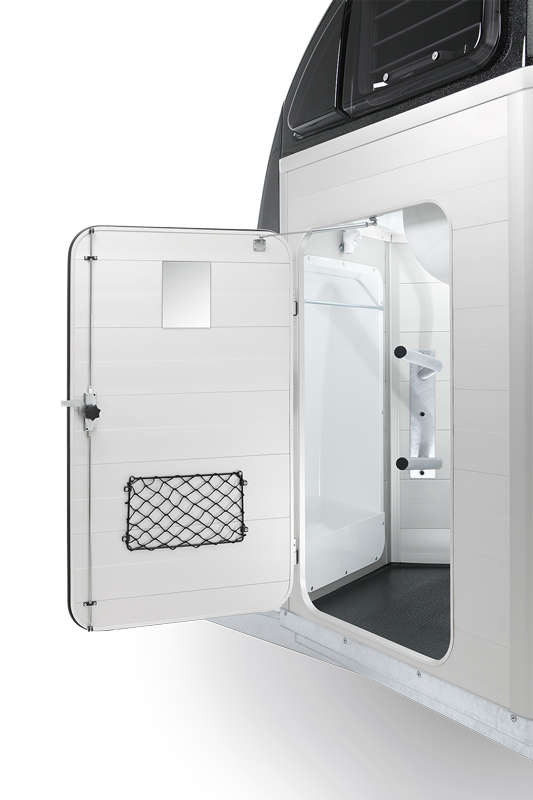 hu76100008_abschliessbare_sattelkammer_mit_sattel-_und_trensenhaltern_futtertroegen_spiegel_und_staunetz_innenbeleuchtung_schaufel_und_besen_1