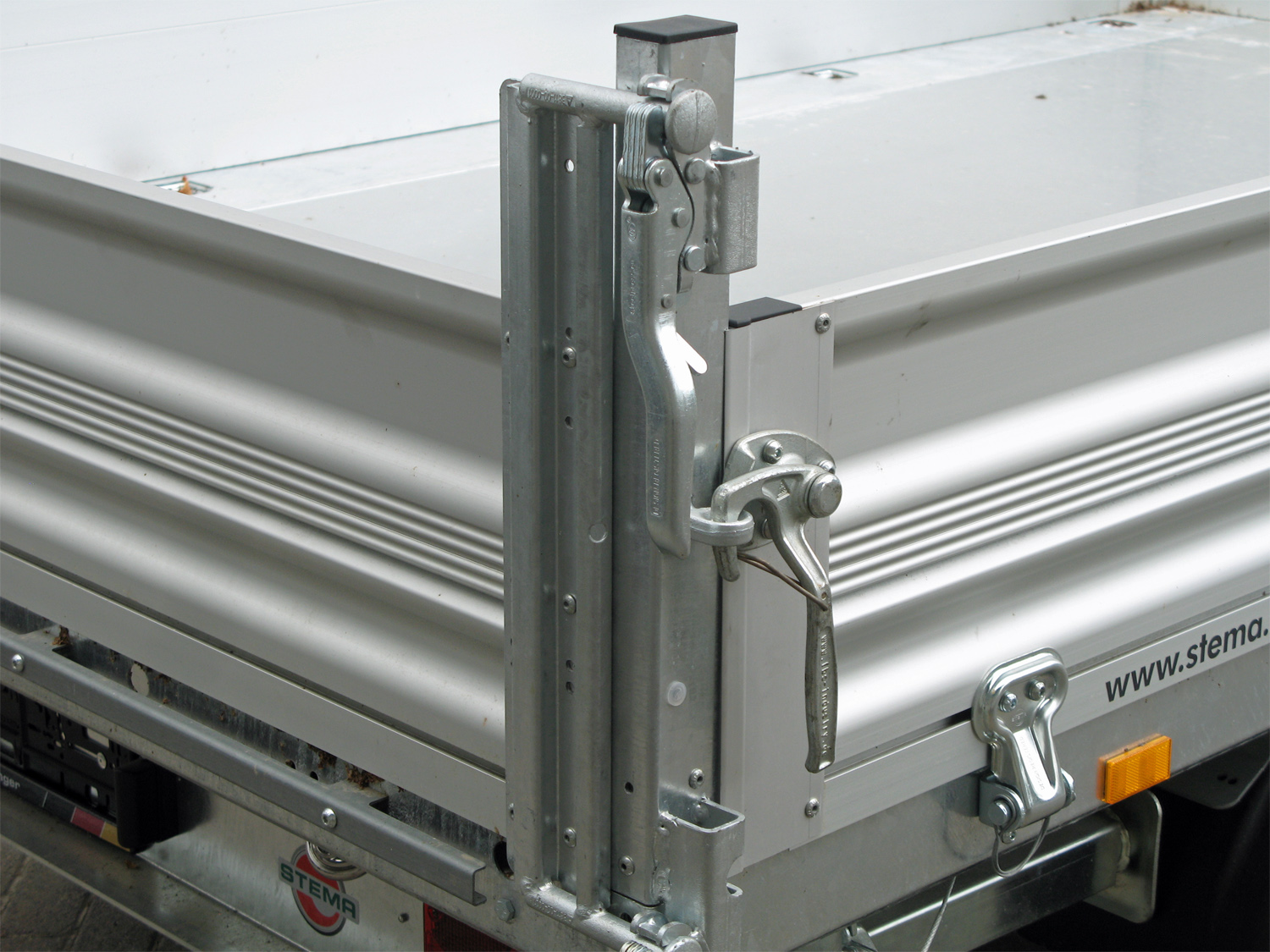 st25936020_stema_shdk_27-36-202b_trius_9