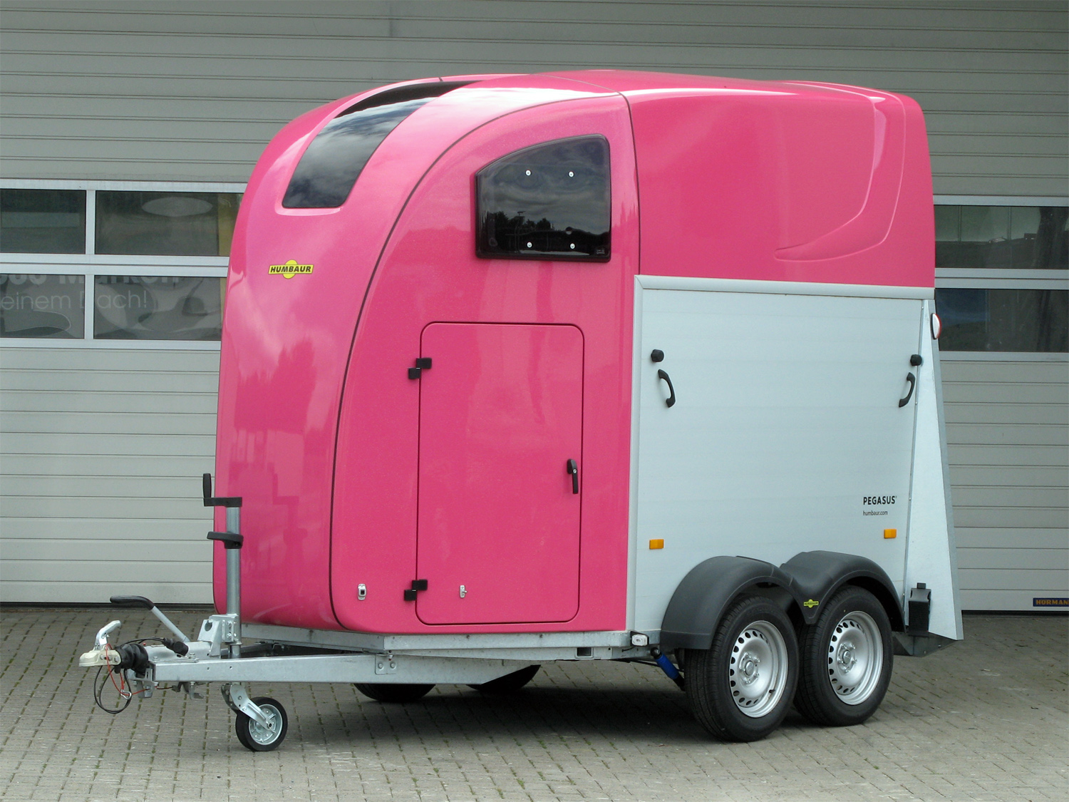Humbaur Pegasus  2700 Dreh Schwentüre, Panoramadach etc Tageszui. NEU